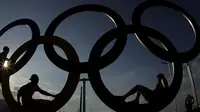 Beberapa atlet berpose di ring olimpiade jelang Olimpiade Rio 2016 di Olympic Park, Rio de Janeiro, Brasil, (1/8/2016). (AP Photo/Charlie Riedel)