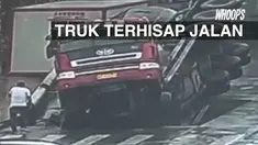 Sebuah truk tampak masuk ke dalam lubang yang muncul tiba-tiba