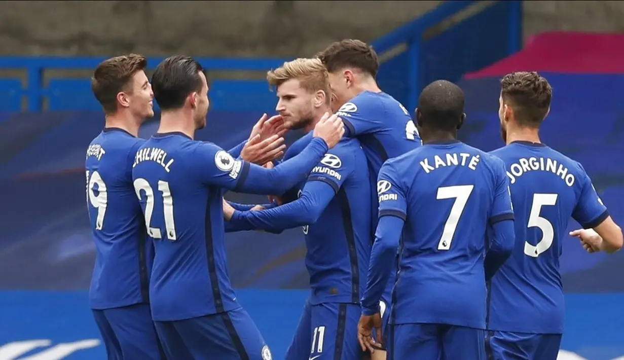 Pemain Chelsea Timo Werner (tengah) melakukan selebrasi usai mencetak gol ke gawang Southampton pada pertandingan Liga Premier Inggris di Stamford Bridge, London, Inggris, Sabtu (17/10/2020). Pertandingan berakhir dengan skor 3-3. (Matthew Childs/Pool via AP)