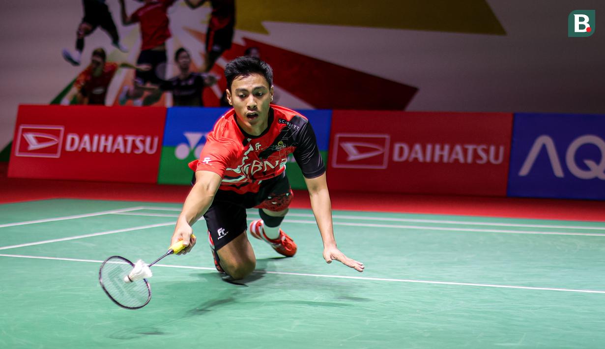 <p>Tunggal putra Indonesia, Shesar Hiren Rhustavito, saat melawan wakil India, Kiran George pada babak penyishian Indonesia Masters 2024 di Istora Senayan, Selasa (23/1/2024). Shesar takluk dengan skor 17-21, 21-12, 15-21. (Bola.com/Bagaskara Lazuardi)</p>
