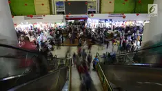 Geliat perdagangan Pasar Tanah Abang, Jakarta, Sabtu (25/5/2019). Pasca Aksi 22 Mei 2019 kawasan pasar Tanah Abang mulai kembali normal. (merdeka.com/Imam Buhori)