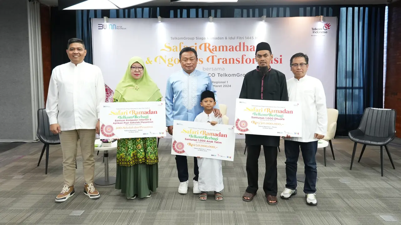 Dirut Ririek Tinjau Kesiapan Infrastruktur Layanan Telekomunikasi dan Salurkan Bantuan CSR 