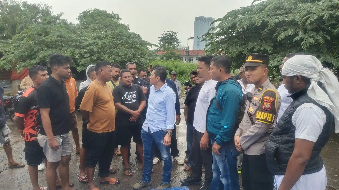 Polisi olah TKP kasus pengeroyokan disertai penembakan oleh orang tak dikenal (OTK) di Tanah Abang, Jakarta Pusat.