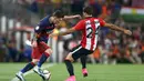 Pemain Barcelona, Lionel Messi berusaha melewati pemain Athletic Bilbao, Mikel Balenciaga pada laga Piala Super Spanyol di Stadion Camp Nou, Spanyol, Senin (17/8/2015). (EPA/Toni Albir)