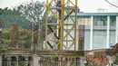Pekerja menyelesaikan pembangunan Kampung Susun Akuarium di Jakarta, Rabu (17/2/2021). Progres pembangunan Kampung Susun Akuarium tersebut telah mencapai 30 persen dan ditargetkan rampung pada Agustus 2021 mendatang. (Liputan6.com/Faizal Fanani)
