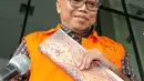 Anggota DPRD Sumut, Guntur Manurung usai menjalani pemeriksaan di gedung KPK, Jakarta, (11/8). Guntur Manurung menjadi satu dari tujuh anggota DPRD Sumatera Utara yang menjadi tersangka kasus dugaan tindak pidana korupsi. (Liputan6.com/Helmi Afandi)