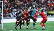 Kemelut para pemain Persija Jakarta di depan gawang Borneo FC saat laga lanjutan BRI Super League 2025/2026 di Jakarta International Stadium (JIS), Jakarta Utara, Selasa (03/03/2026). (Bola.com/M Iqbal Ichsan)