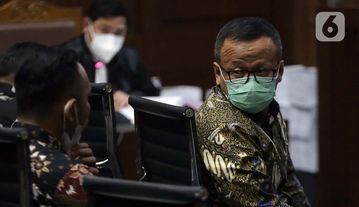 Terdakwa suap izin ekspor benih lobster tahun 2020, Edhy Prabowo (kanan) saat sidang pembacaan tuntutan di Pengadilan Tipikor Jakarta, Selasa (29/6/2021). Mantan Menteri Kelautan dan Perikanan, Edhy Prabowo dituntut lima tahun penjara dan denda Rp 400 juta. (Liputan6.com/Helmi Fithriansyah)
