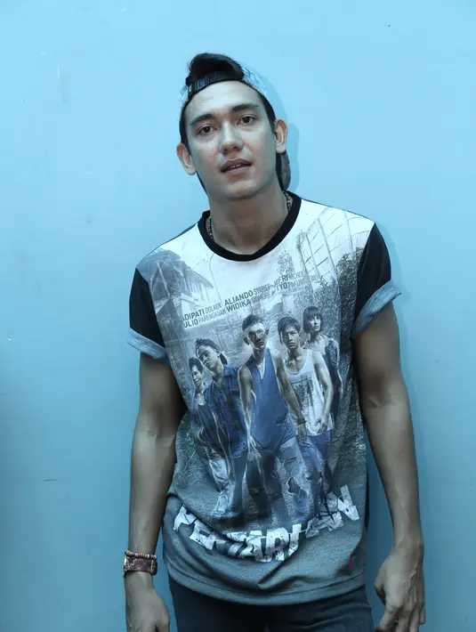 Dalam film Pertaruhan yang digarap Upi, Adipati dan Tio Pakusadewo berperan sebagai ayah dan anak. Adipati berperan sebagai Ibra anak pertama pak Musa yang diperankan Tio Pakusadewo. (Galih W. Satria/Bintang.com)