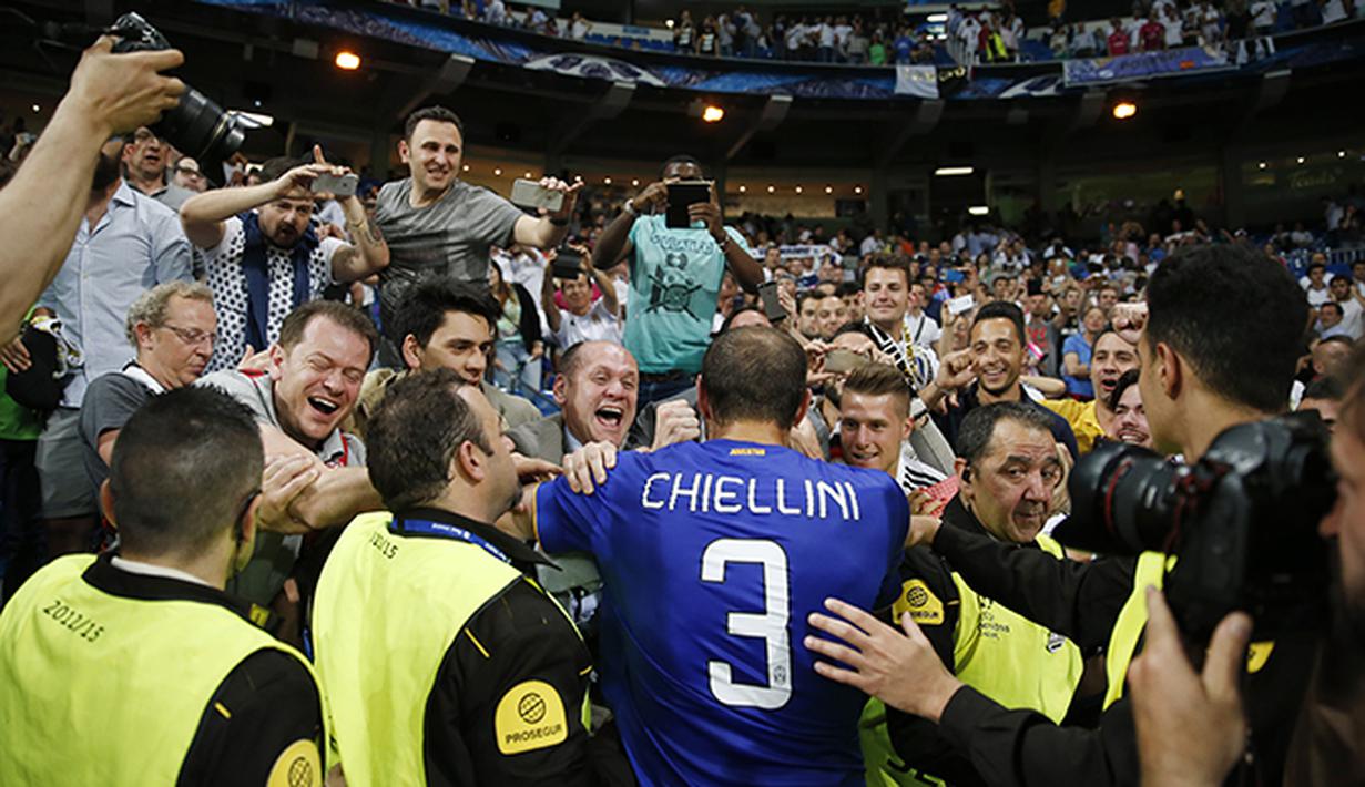Giorgio Chiellini merayakan keberhasilan Juventus ke babak final Liga Champions bersama pra suporter di Estadio SAntiago Bernabeu, Madrid. 