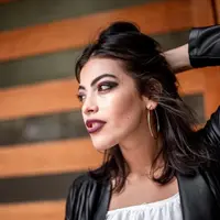 Seorang perempuan dengan make up dark bold sedang berpose (Foto Dok: Freepik/EyeEm).