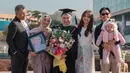 <p>Xaviera berhasil menyelesaikan pendidikan double major di bidang Computer Science dan Business Technology Management, dengan spesialisasi Artificial Intelligence. Keberhasilan ini semakin terasa istimewa berkat kehadiran keluarga Xaviera, yang terbang jauh dari Indonesia untuk mendampinginya. [@xavieraaputri]</p>