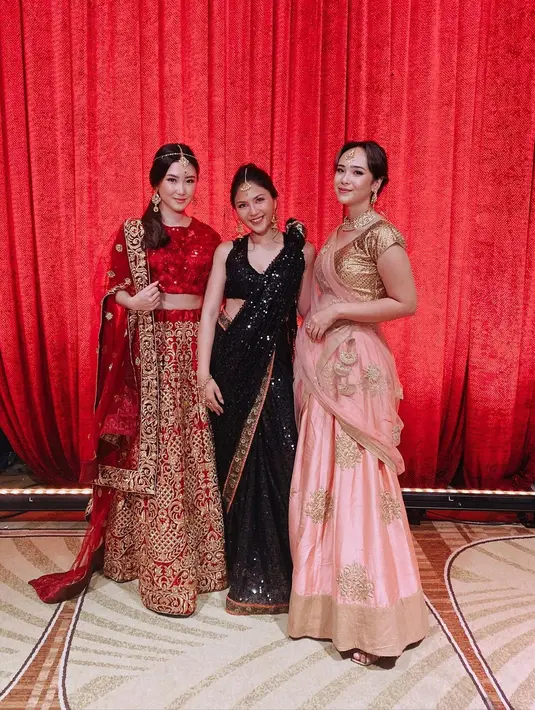 Berpose bersama Jessica Mila, Pamela Bowie juga tampak luar biasa dibalut kain sari. Kain sari pilihan Pamela berwarna merah muda dengan sentuhan keemasan yang mewah. [Foto: Instagram/jscmila]