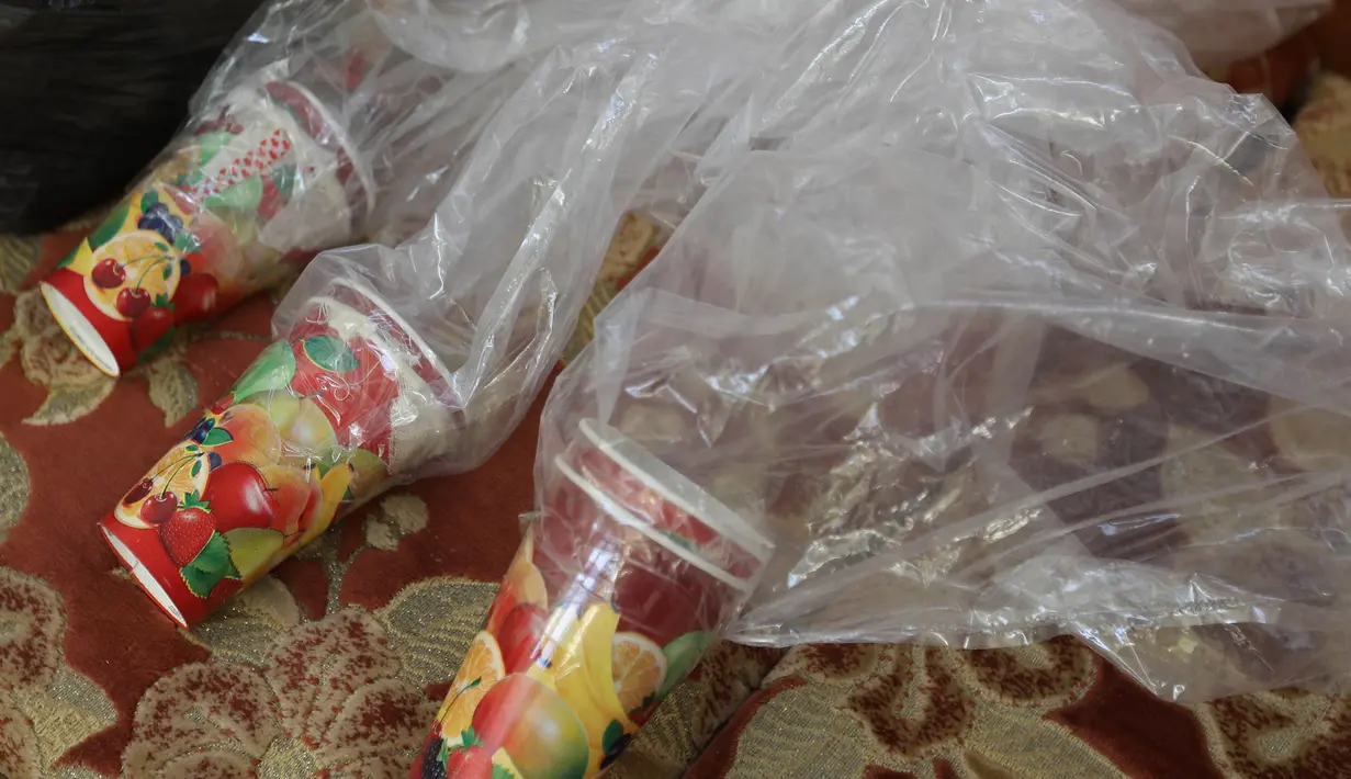 Bentuk masker gas yang dibuat oleh warga Suriah, Hadheefa al-Shahadh untuk menghadapi serangan pasukan pemerintah di Desa Maud Shurin, Provinsi Idlib, Selasa (11/). Hadheefa mengaku kesulitan memperoleh bahan pembuatan masker. (OMAR HAJ KADOUR/AFP)