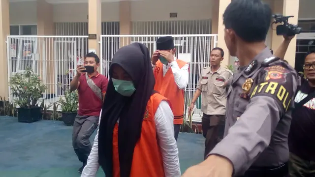Vina, salah satu terdakwa kasus video syur Vina Garut, tengah memasuki ruang persidangan di Pengadilan Negeri Garut, Jawa Barat