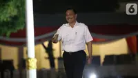 Mantan Menko Kemaritiman Luhut Binsar Panjaitan tiba di Kompleks Istana Kepresidenan di Jakarta, Selasa (22/10/2019). Berkemeja putih seperti calon menteri lainnya, Luhut hanya menebar senyum ke awak media. (Liputan6.com/Angga Yuniar)