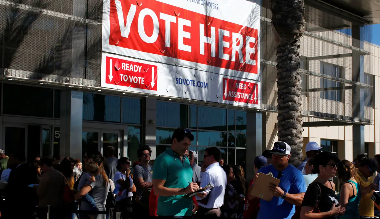 Orang berbaris untuk memberikan suara lebih awal di luar San Diego Pemilihan Office di San Diego, California, AS, Senin (7/11). (REUTERS / Mike Blake)