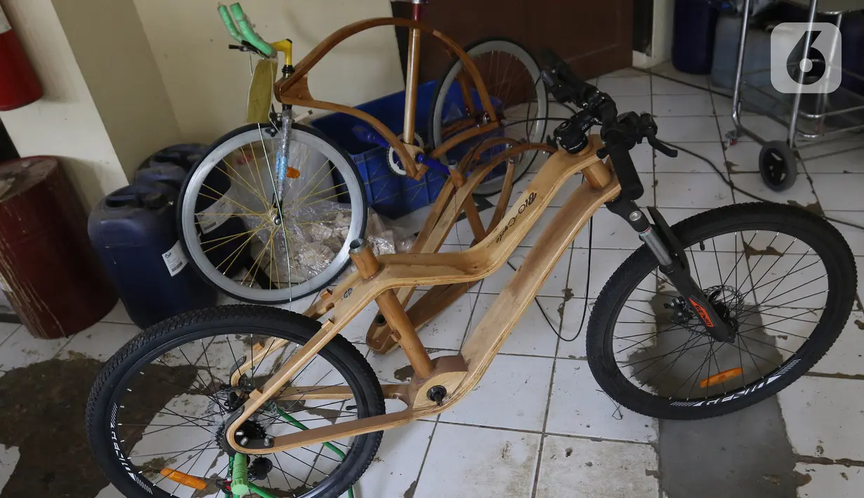 Sepeda kayu terlihat di Gedung LIPI , Cibinong, Kabupaten Bogor, Jawa Barat, Rabu (30/10/2019). Jenis sepeda ini di buat dari kayu solid dan jati. (Liputan6.com/Herman Zakharia)