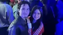 Bersama Dul, Tissa tampil dengan jaket lengan merahnya dipadukan celana denimnya. [@tissabiani]