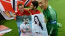 Alexandre Pato membawa poster dirinya dan Dilraba Dilmurat saat melawan South Hyundai Jeonbuk di Liga Champions AFC, Tianjin (14/3). Pekan lalu, Pato mengirim pesan ke Dilmurat yang mengatakan "kamu salah satu orang China yang paling cantik." (AFP Photo)