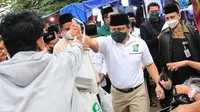 Gus Muhaimin membagika takjil saat ngabuburit di BKT Jakarta Timur. (Ist)