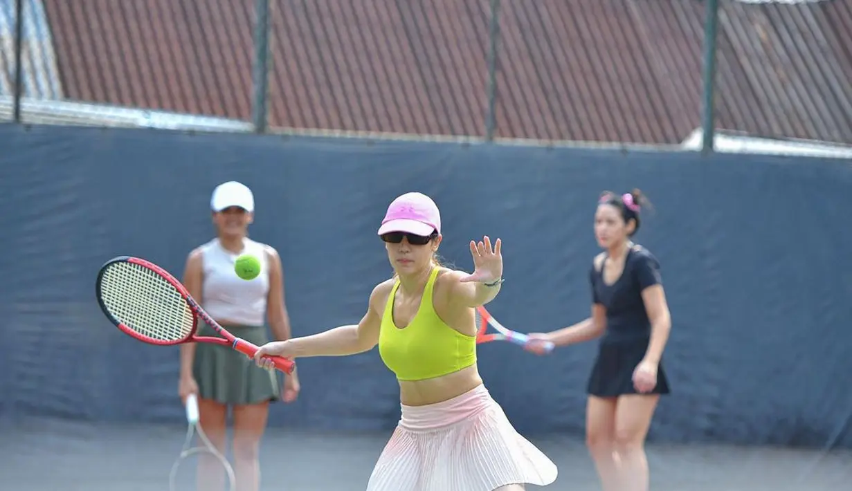 Ia memang begitu antusias kala melakoni olahraga yang dikenal sangat cepat membakar kalori tersebut. Beberapa orang menganggap gayanya sudah seperti petenis profesional. (Instagram/pevpearce)