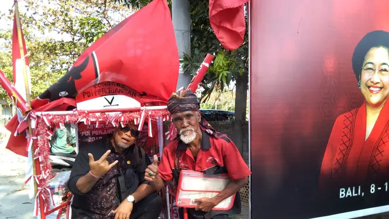 Mbah Kirman bersama kader PDIP lainnya dan becaknya