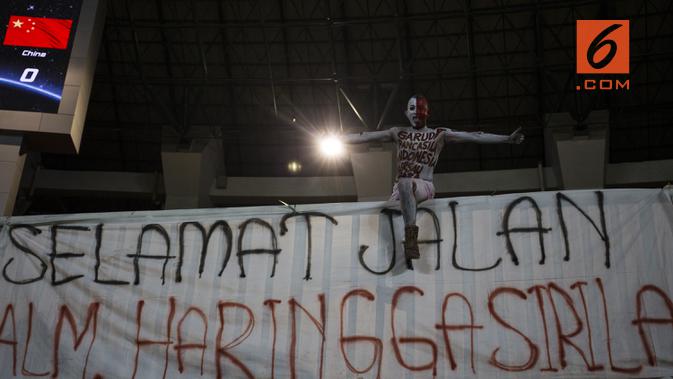 Suporter membentangkan spanduk duka cita mengenang Haringga Sirilla pada laga PSSI 88th U-19 di Stadion Pakansari, Jawa Barat, Selasa (25/9/2018). Indonesia kalah 0-3 dari China. (Bola.com/Vitalis Yogi Trisna)