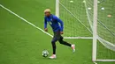Pemain Barcelona, Lamine Yamal melakoni latihan menjelang laga leg 2 semifinal Liga Champions 2024/2025 melawan Inter Milan di Giuseppe Meazza, Milan, Italia. (AFP/Piero Cruciatti)