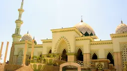 Masjid Raya Makassar terletak di Sulawesi Selatan. Masjid ini dibangun pada tahun 1948 dan dirancang oleh arsitek Muhammad Soebardjo setelah memenangi sayembara. Masjid ini dapat menampung hingga 10.000 jamaah. (Istimewa)