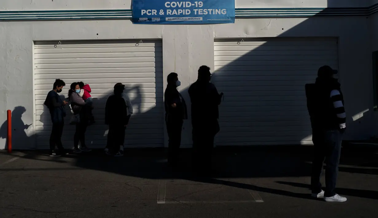 Orang-orang mengantre untuk tes COVID-19 Balboa Blvd and Saticoy St, Van Nuys, California, Amerika Serikat, 4 Januari 2022. Sejak Natal, rawat inap di California telah melonjak hampir 50 persen. (Hans Gutknecht/The Orange County Register via AP)