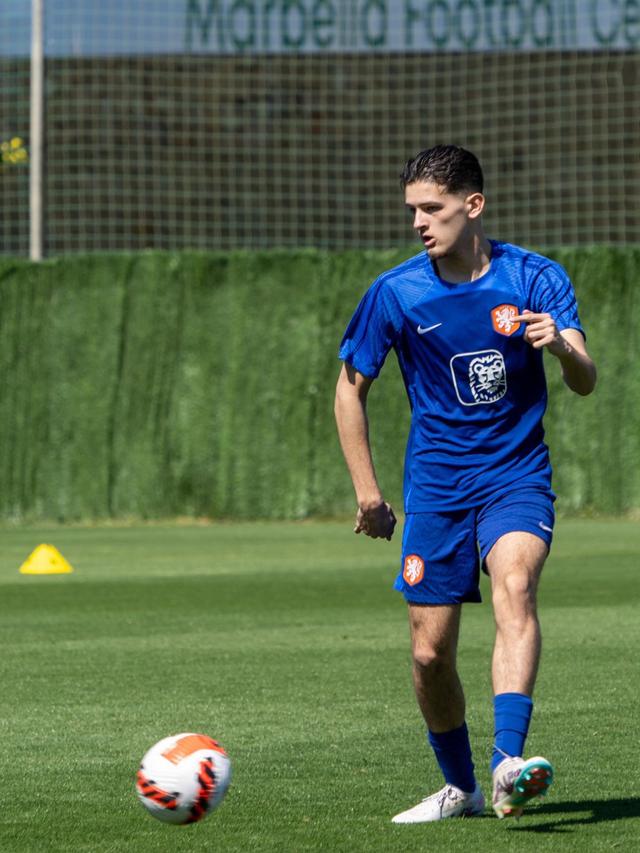 Justin Hubner sedang berlatih dengan Timnas Belanda U-20.