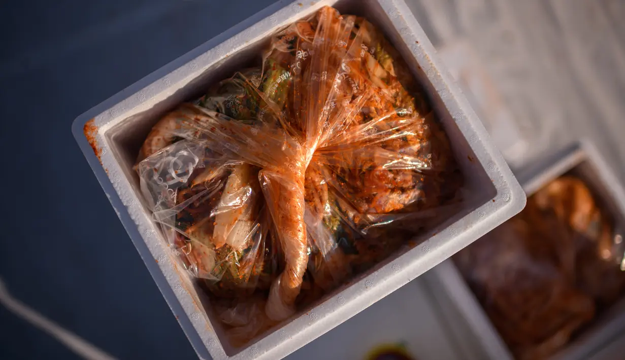 Kimchi dikemas saat festival pembuatan kimchi di Seoul (2/11). Hidangan tradisional berupa kubis yang difermentasi dan lobak ini hasilnya akan didonasikan untuk kaum minoritas di Korsel.  (AFP Photo/Ed Jones)