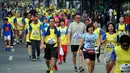 Antusiasme masyarakat saat mengikuti lari massal bertajuk 'EU On The Move 5K' di Sudirman, Jakarta, Minggu (3/5/2015). Acara lari tersebut memulai garis start di Sampoerna Strategic Square dan finish di Menara Intiland. (Liputan6.com/Yoppy Renato)