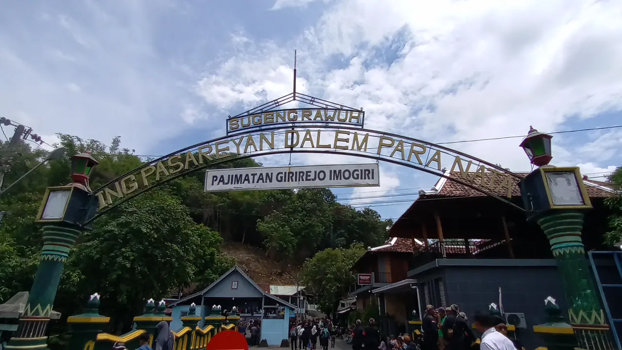 Jelang pemakaman almarhum Raja Pakubuwono atau PB XIII, Rabu (5/11/2025) di Pajimatam Imogiri, Bantul, Daerah Istimewa Yogyakarta (DIY).