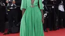 Lupita Nyong'o tampil cantik mengenakan gaun berbahan sifon warna hijau saat menghadiri pembukaan Cannes Film Festival dan premier film 'La Tete Haute', di Cannes, Prancis, Rabu (13/5). (AFP PHOTO/ANNE-CHRISTINE POUJOULAT)