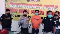 Polisi di Surabaya, Jawa Timur telah menangkap OS (28) warga Bojonegoro karena kasus dugaan pembobolan kotak amal. (Foto: Liputan6.com/Dian Kurniawan)