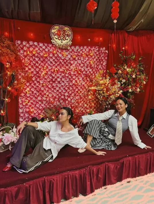 Gaya ini memberikan kesan effortless chic yang modern dan nyaman. Sepatu merah yang ia kenakan menjadi statement piece yang memberikan sentuhan berani pada keseluruhan penampilannya. [@taabasro].