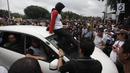 Demonstran berusaha mencegat driver online yang masih beroperasi saat unjuk rasa di depan Istana Negara, Jakarta, Rabu (14/2). Aksi pemberhentian mobil taksi online itu membuat situasi tegang antar pengemudi dan demonstran. (Liputan6.com/Arya Manggala)