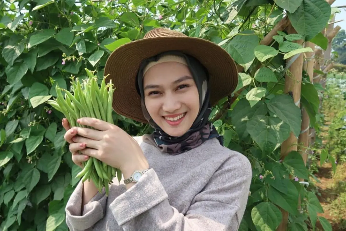 Potret Melody Laksani Bercocok Tanam, Disebut Lebih Cocok Jadi Duta Petani Milenial