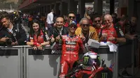 Pembalap Ducati Lenovo, Enea Bastianini, berhasil meraih posisi start terdepan pada MotoGP Portugal 2024, setelah mencatatkan waktu tercepat dalam kualifikasi&nbsp;di Algarve International Circuit, Portimao, Sabtu (23/2/204) sore WIB. (AFP/PATRICIA DE MELO MOREIRA)