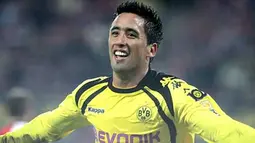 Selebrasi gol striker Dortmund Lucas Barrios ke gawang FC Koln dalam lanjutan Bundesliga yang digelar di Rheinenergiestadion, 17 Januari 2010. AFP PHOTO DDP / JUERGEN SCHWARZ