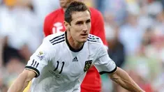 Selebrasi gol striker Jerman Miroslav Klose ke gawang Inggris di babak 16 besar PD 2010 yang berlangsung di Free State Stadium, Bloemfontein, 27 Juni 2010. Jerman unggul 4-1. AFP PHOTO / PAUL ELLIS