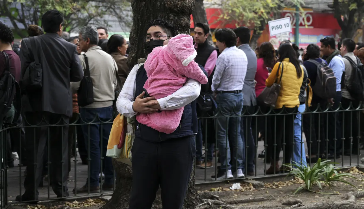 Gempa membuat warga yang cemas berhamburan ke jalan-jalan di negara yang rawan gempa tersebut, namun tidak ada laporan kerusakan. (RODRIGO ARANGUA / AFP)