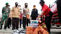 Kepala Polda Riau Irjen Agung Setya mengecek peralatan menghadapi bencana karena fenomena La Nina. (Liputan6.com/M Syukur)