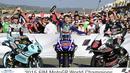 Juara dunia MotoGP, Jorge Lorenzo berfoto bersama juara dunia Moto2, Johann Zarco (kanan) dan juara dunia Moto3, Danny Kent di Sirkuit Ricardo Tormo, Valencia, (8/11/2015). (AFP Photo/Javier Soriano)