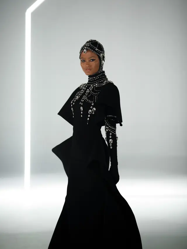 Gaun Terbaru Desainer Muda Monica Ivena Bermakna Perempuan Penuh dengan Keberanian