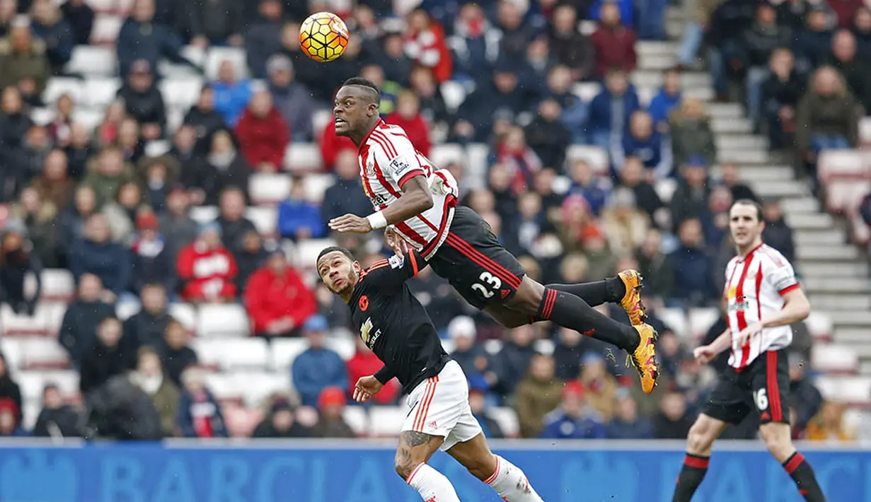 Pemain Sunderland, Lamine Kone melompat saat berebut bola dengan gelandang Manchester United, Memphis Depay pada laga Liga Inggris di Stadion Light, Inggris, sabtu (13/2/2016). Sunderland berhasil menang 2-1 atas MU. (Reuters/Phil Noble)