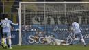 Pemain Lazio, Lucas Biglia mengecoh kiper Inter Milan, Samir Handanovic saat mencetak gol pada laga perempat final Coppa Italia di Giuseppe Meazza stadium, Milan, Selasa (31/1/2017). Inter Milan kalah 1-2. (AP/Luca Bruno)