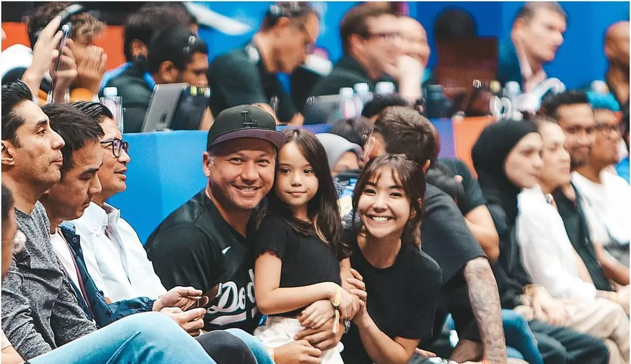 Momen kompak keluarga kecil ini karena semuanya mengenakan outfit berwarna hitam. [Foto: Instagram/gadiiing]